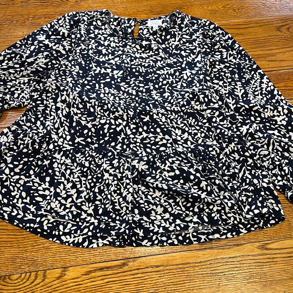 Time and Tru blue and white leaf babydoll top. Keyhole back.  Size Medium.